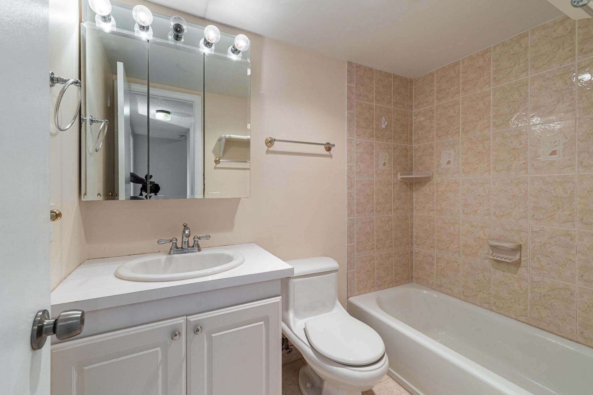 650 Tennis Club Drive, Unit 303, Fort Lauderdale, FL 33311 Photo