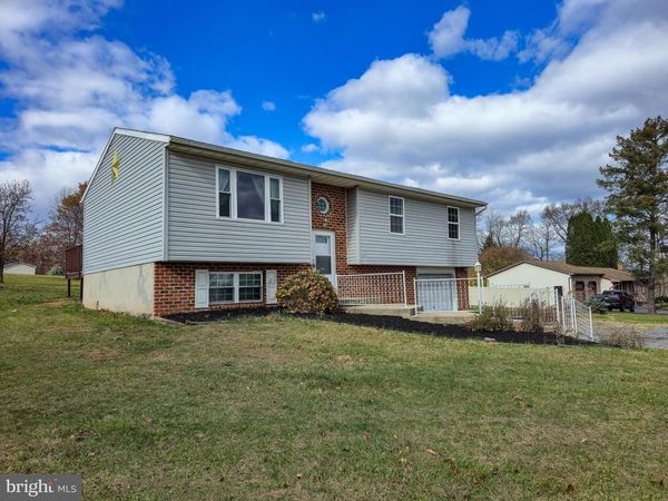 910 E BUTTER ROAD, YORK, PA 17406