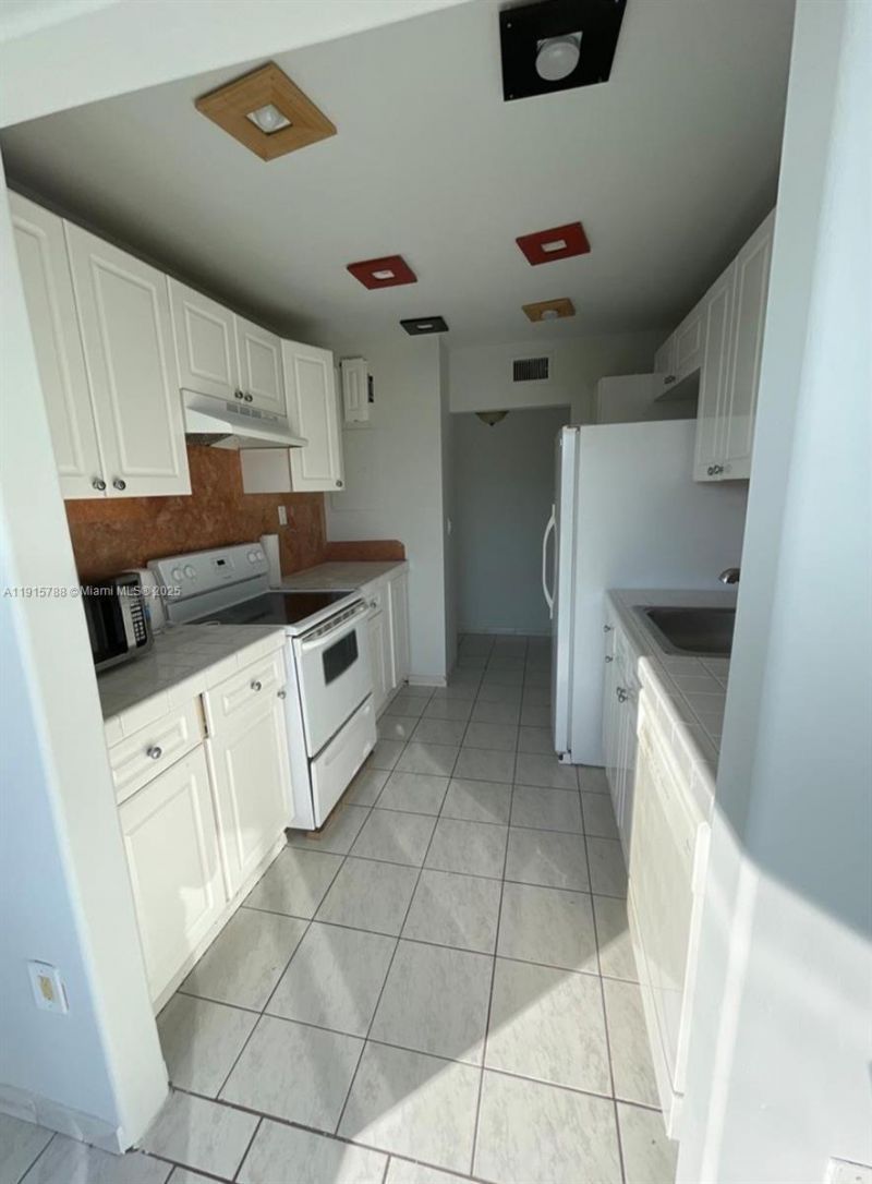 250 180th Dr, Unit 510, Sunny Isles Beach, FL 33160 Photo