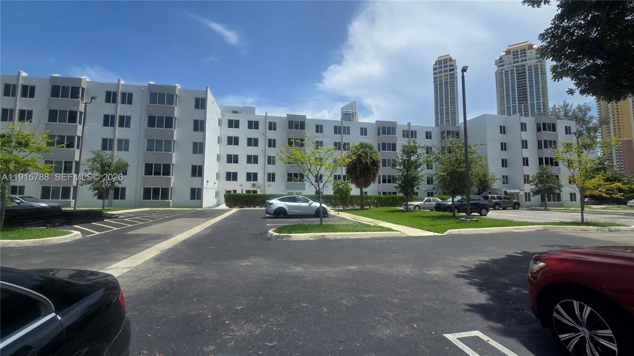 250 180th Dr, Unit 510, Sunny Isles Beach, FL 33160 Photo