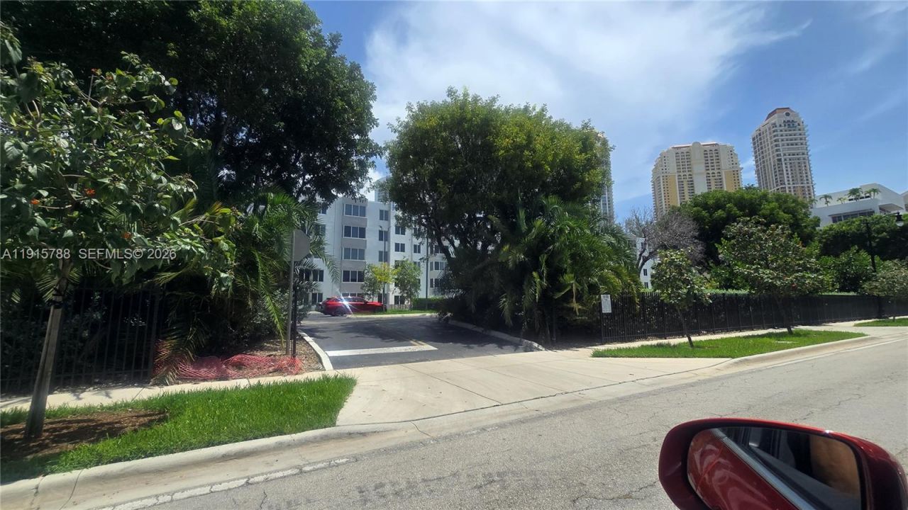 250 180th Dr, Unit 510, Sunny Isles Beach, FL 33160 Photo