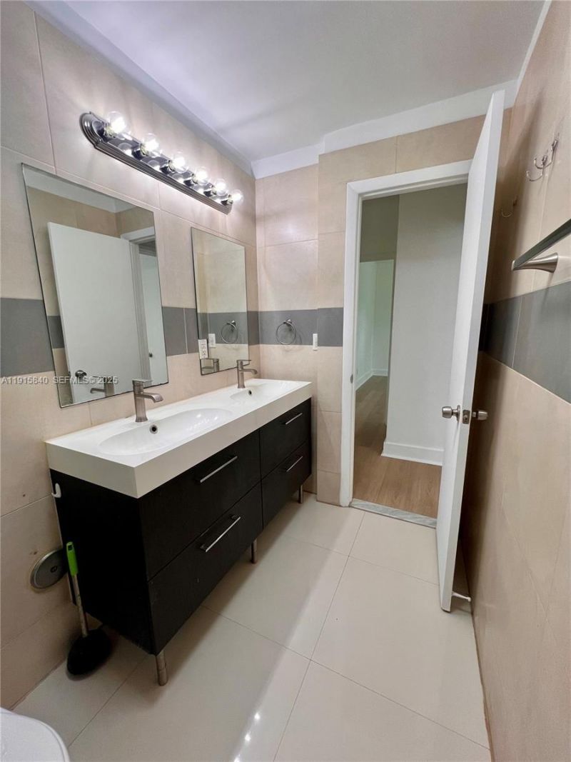 1198 Marseille Dr, Unit 4, Miami Beach, FL 33141 Photo