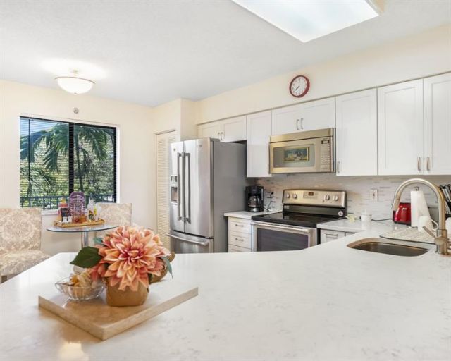 2334 S Cypress Bend Drive, Unit 302, Pompano Beach, FL 33069 Photo