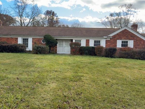 28000 S Woodland Road, Pepper Pike, OH 44124