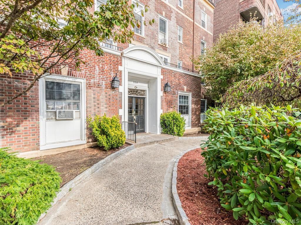 208 Centre Avenue, Unit 5k, New Rochelle, NY 10805 Main Photo