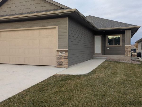 7508 W Flowerfields Pl, Sioux Falls, SD 57106