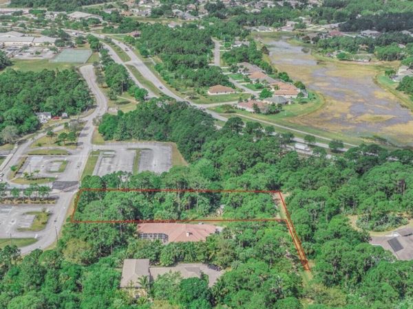 104 NE Charleston Oaks Drive, Port St. Lucie, FL 34983