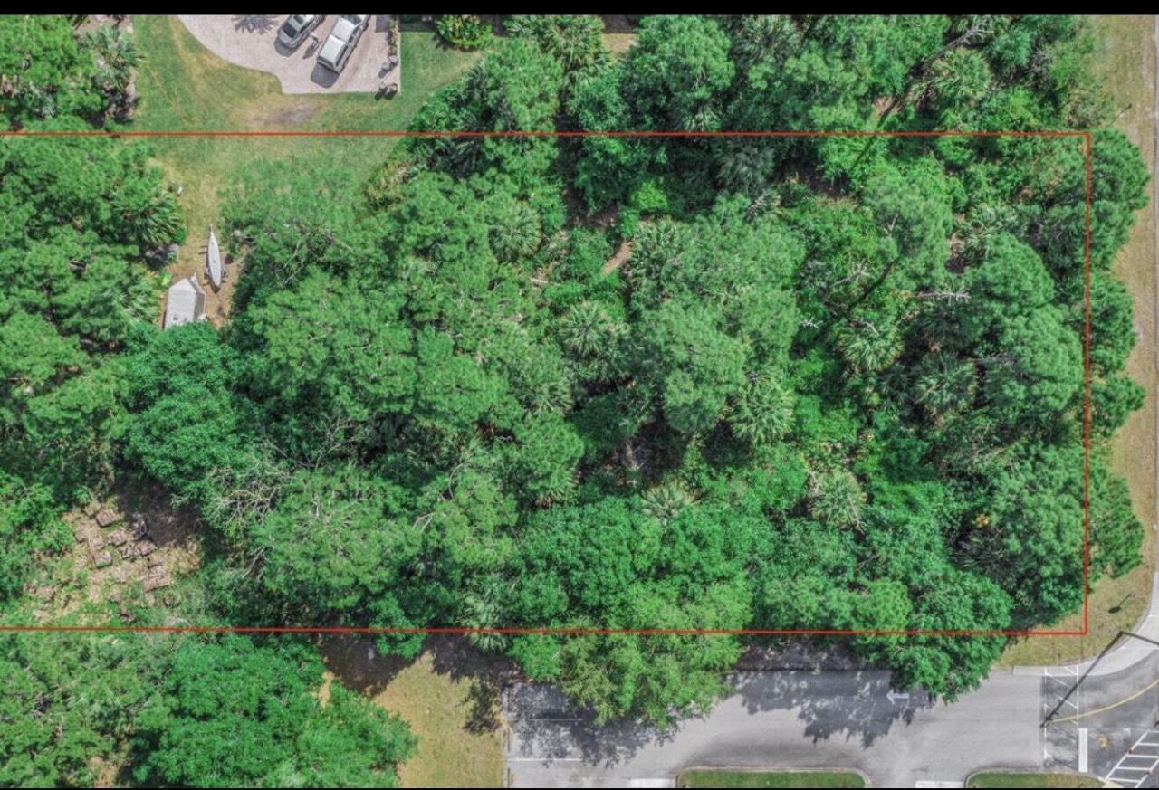 104 NE Charleston Oaks Drive, Port Saint Lucie, FL 34983 Photo