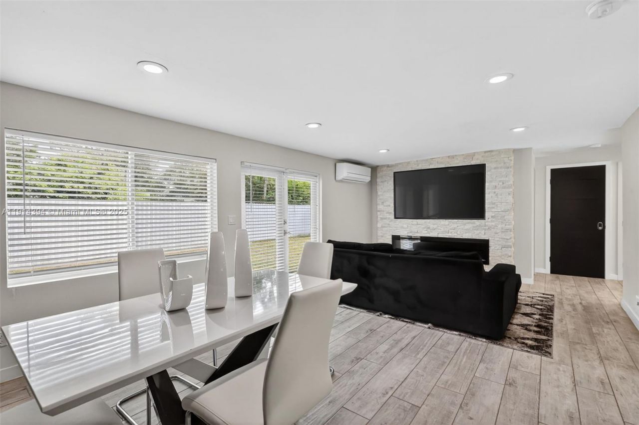 14055 NW 5th Pl, North Miami, FL 33168 Photo