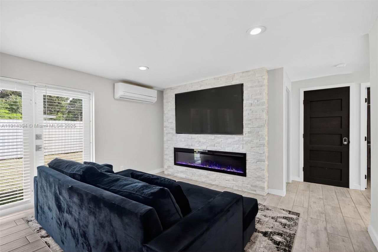 14055 NW 5th Pl, North Miami, FL 33168 Photo