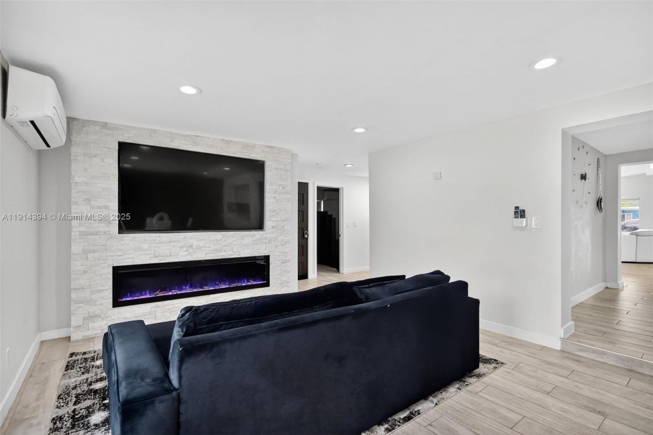 14055 NW 5th Pl, North Miami, FL 33168 Photo