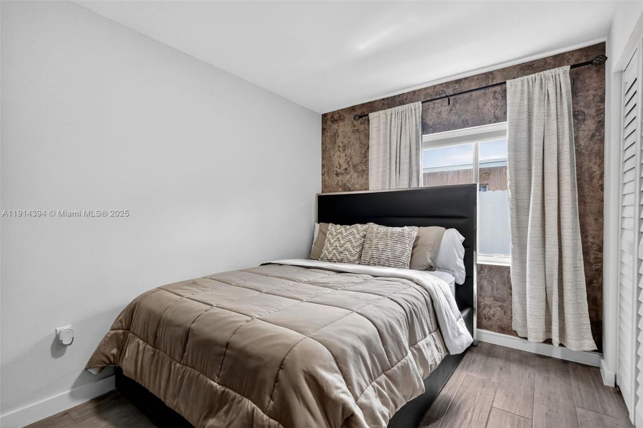 14055 NW 5th Pl, North Miami, FL 33168 Photo