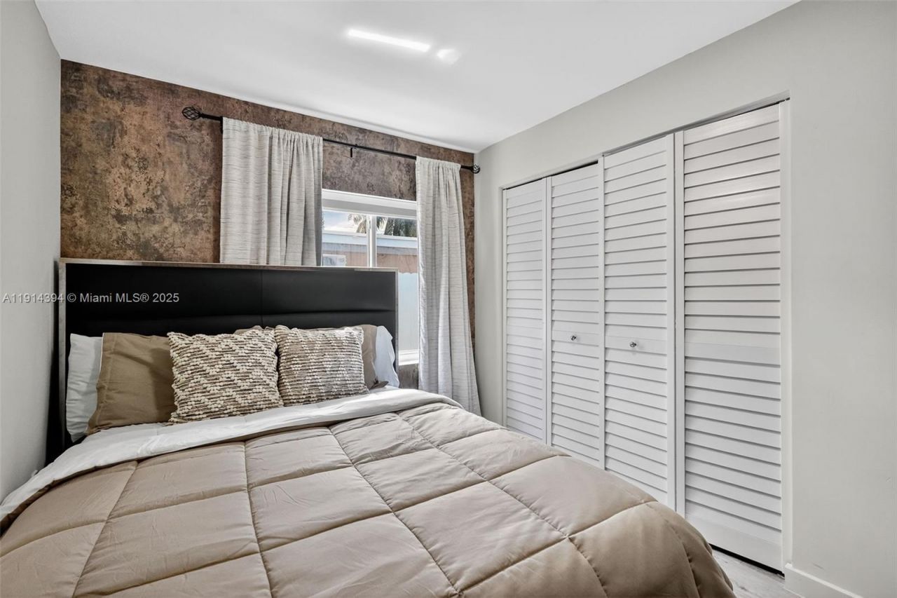 14055 NW 5th Pl, North Miami, FL 33168 Photo