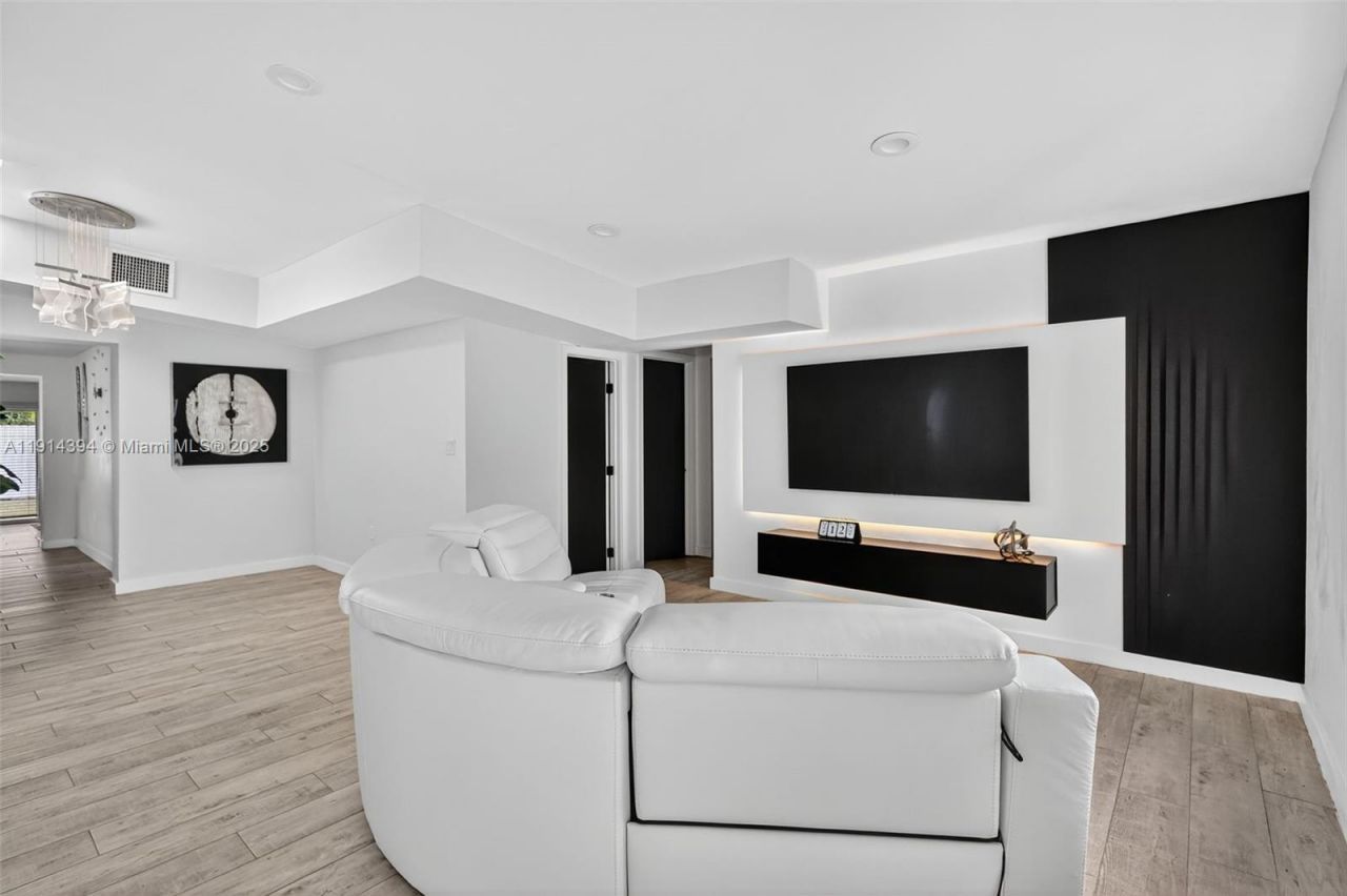 14055 NW 5th Pl, North Miami, FL 33168 Photo