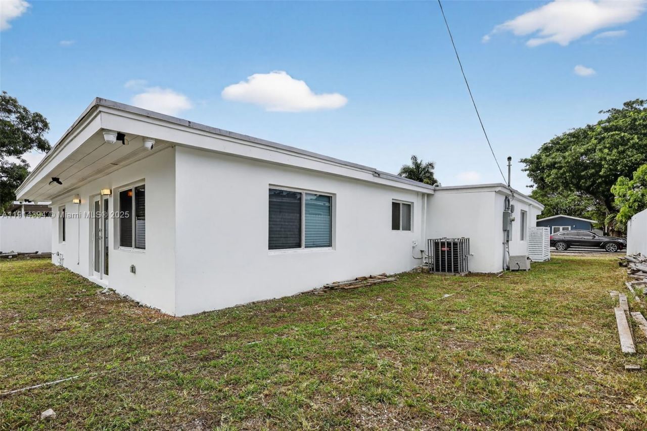 14055 NW 5th Pl, North Miami, FL 33168 Photo