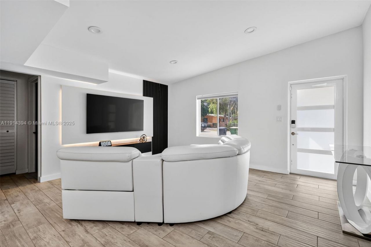 14055 NW 5th Pl, North Miami, FL 33168 Photo