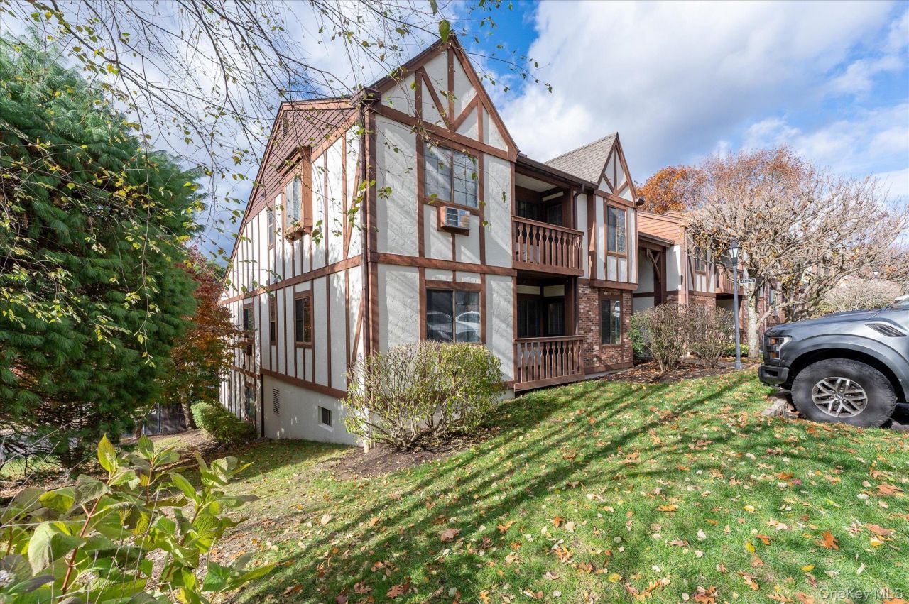 43 Foxwood Circle, Mount Kisco, NY 10549 Main Photo