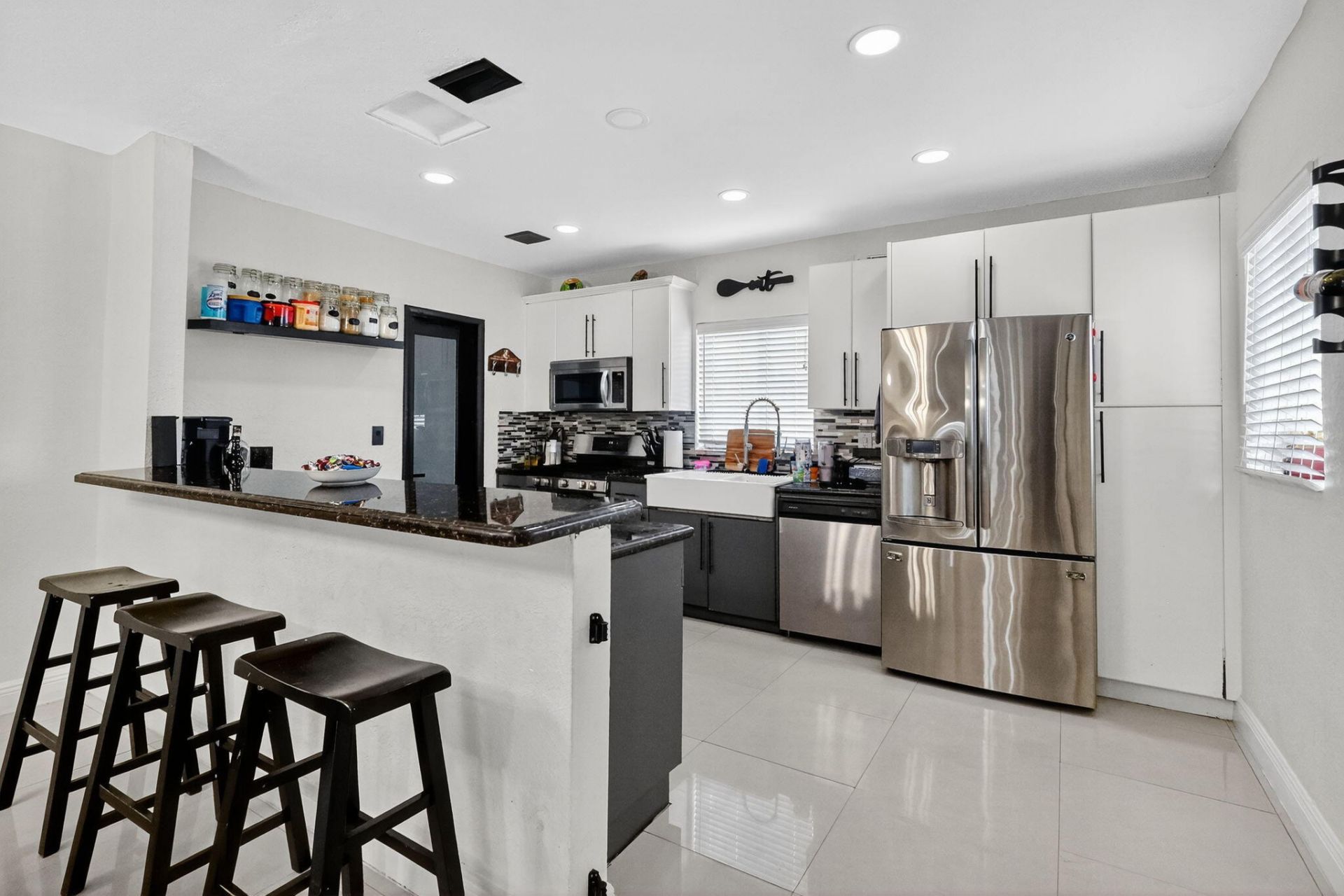 6120 NW 110th Terrace, Hialeah, FL 33012 Photo