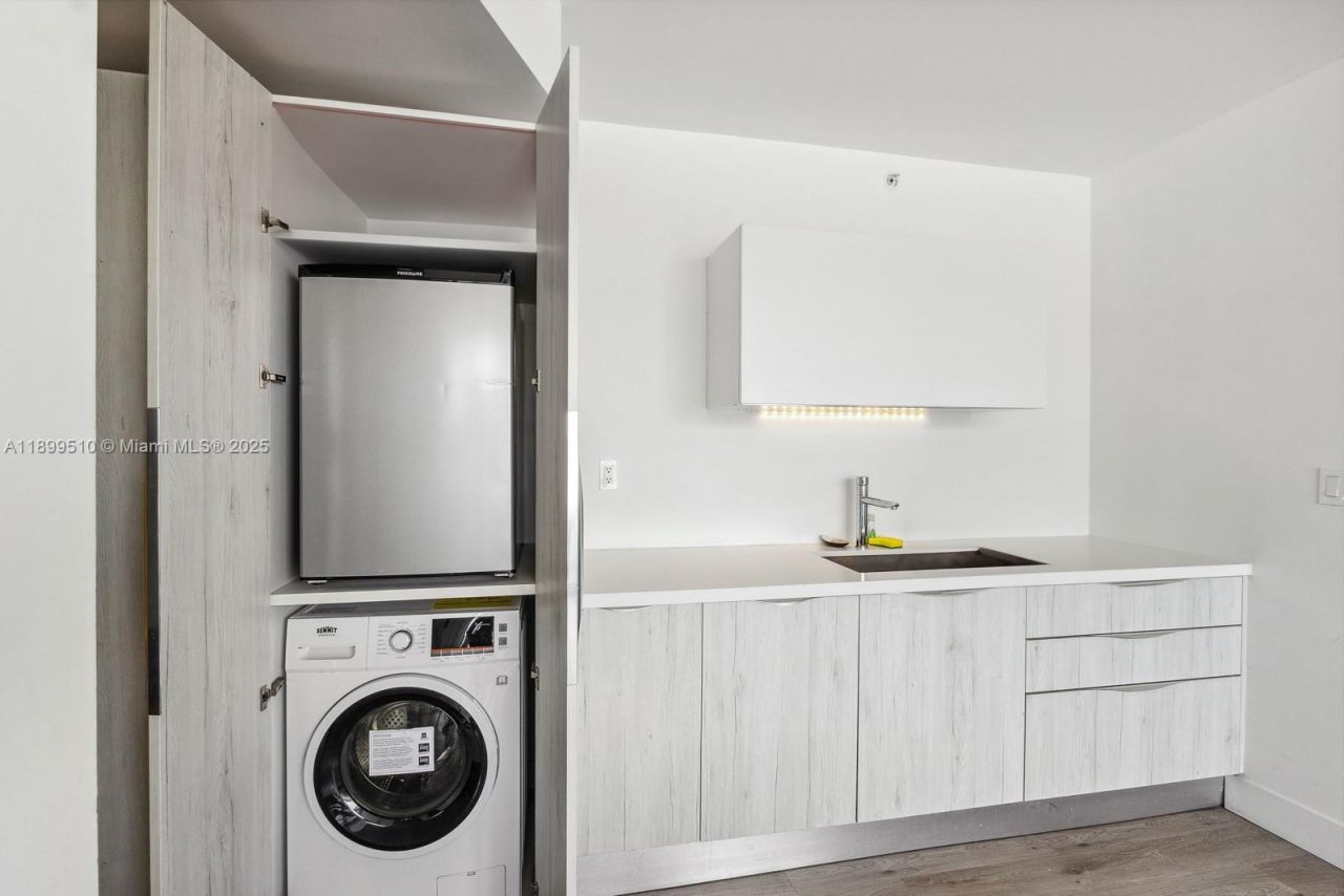 6080 Collins Ave, Unit 302, Miami Beach, FL 33140 Photo