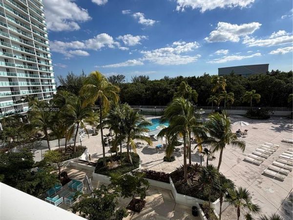 100 Bayview Dr, Unit 425, Sunny Isles Beach, FL 33160