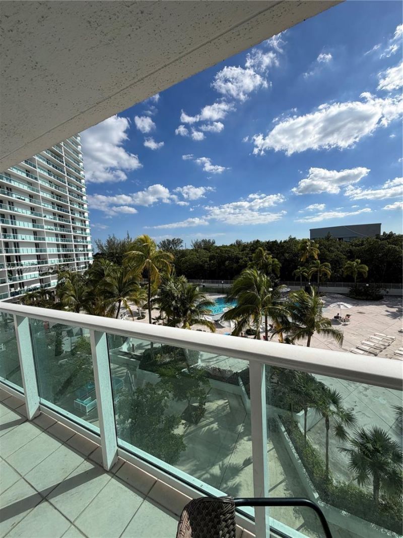 100 Bayview Dr, Unit 425, Sunny Isles Beach, FL 33160 Photo