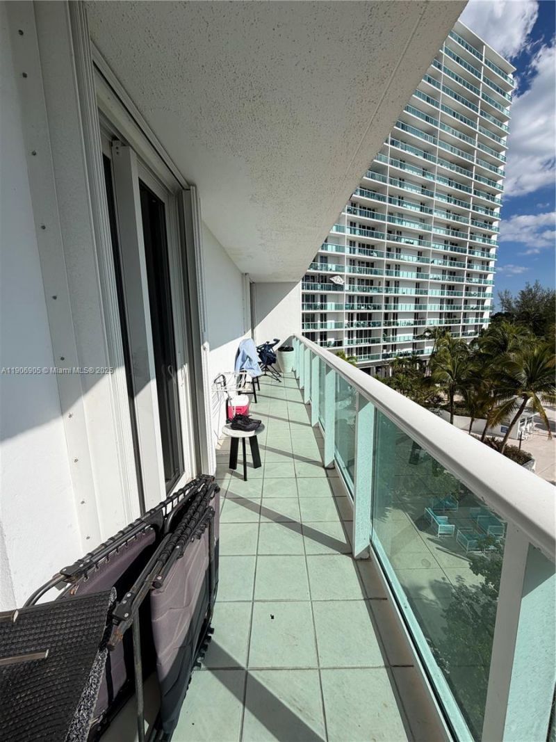 100 Bayview Dr, Unit 425, Sunny Isles Beach, FL 33160 Photo