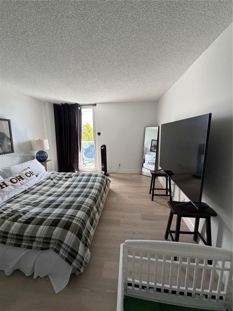 100 Bayview Dr, Unit 425, Sunny Isles Beach, FL 33160 Photo