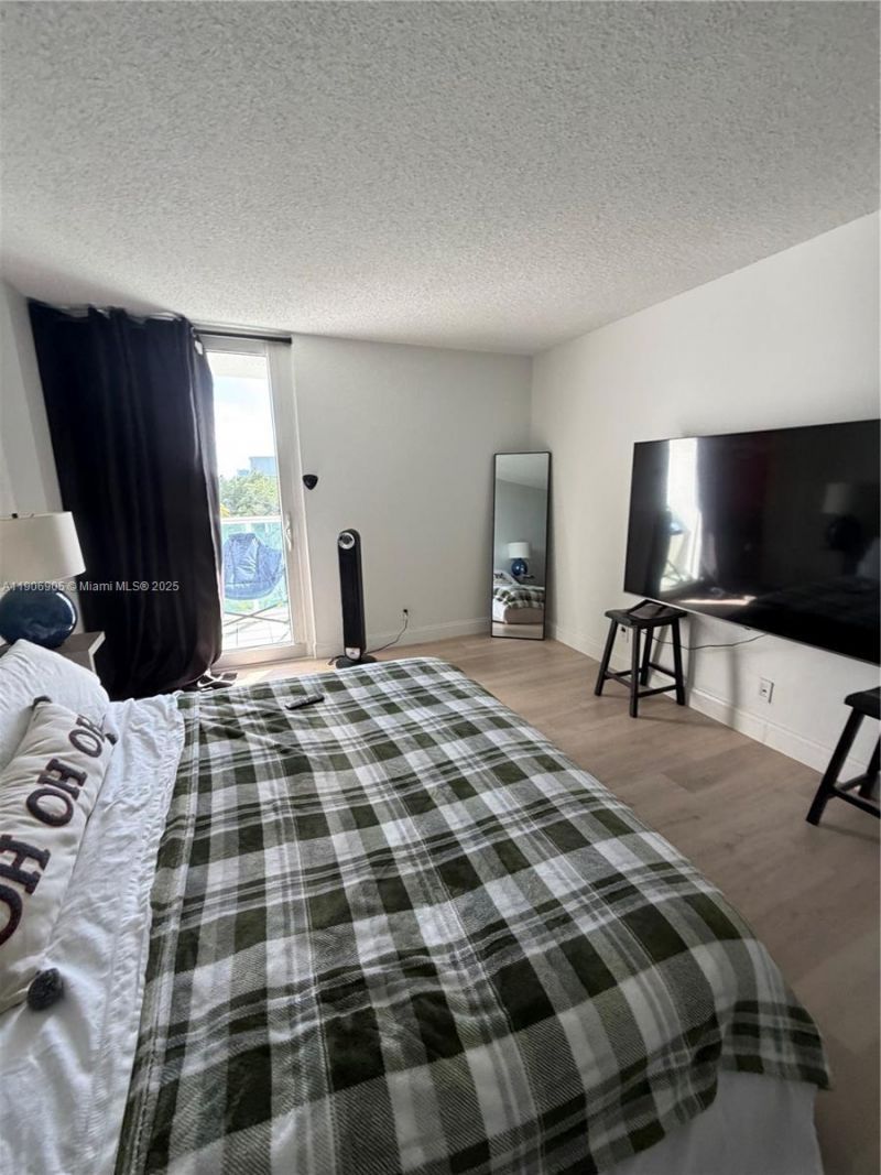 100 Bayview Dr, Unit 425, Sunny Isles Beach, FL 33160 Photo