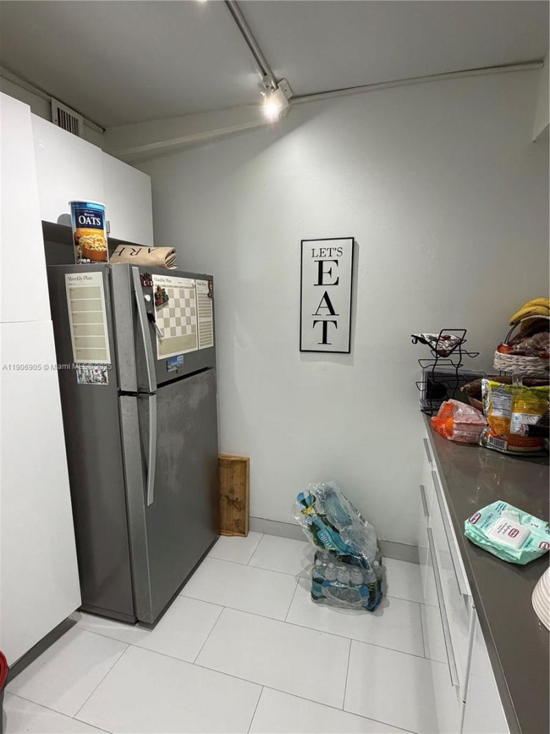 100 Bayview Dr, Unit 425, Sunny Isles Beach, FL 33160 Photo