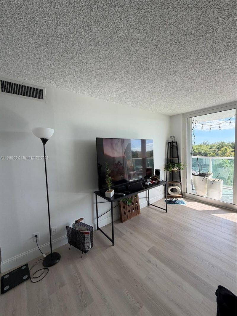 100 Bayview Dr, Unit 425, Sunny Isles Beach, FL 33160 Photo