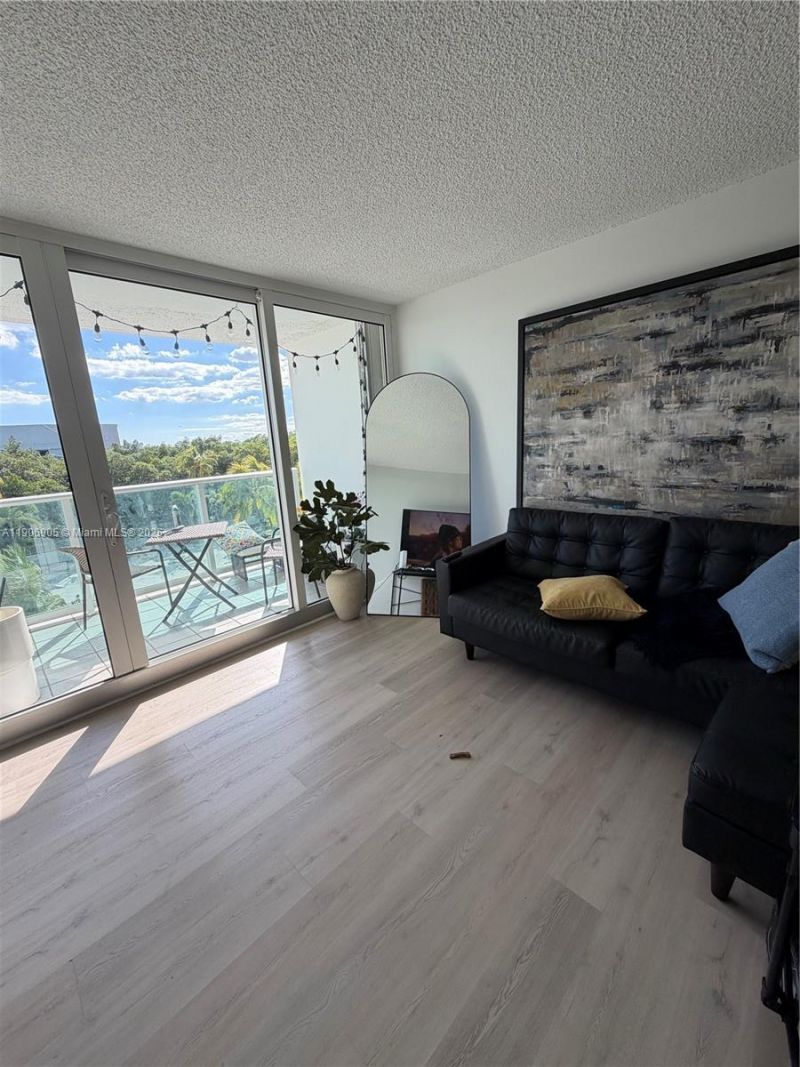 100 Bayview Dr, Unit 425, Sunny Isles Beach, FL 33160 Photo