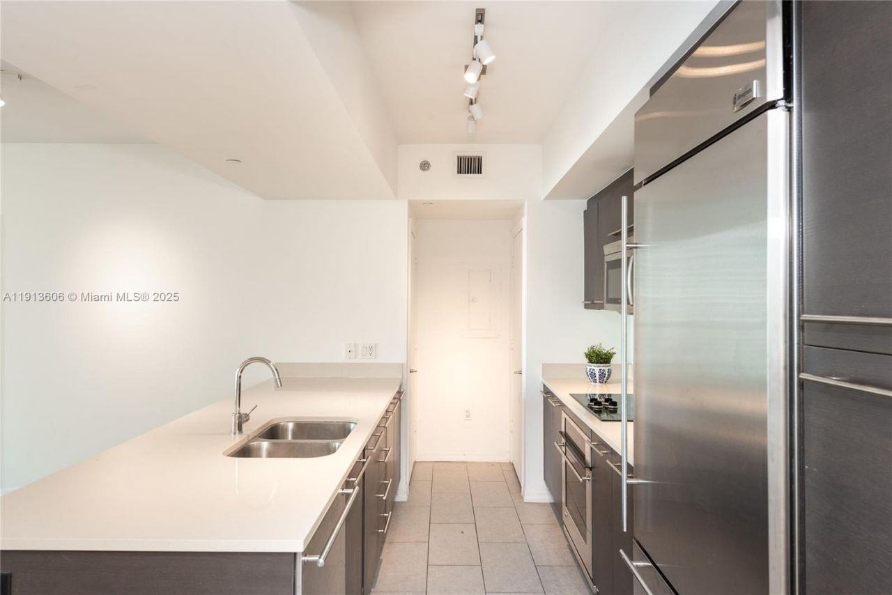 500 Brickell Av, Unit 1505, Miami, FL 33131 Photo