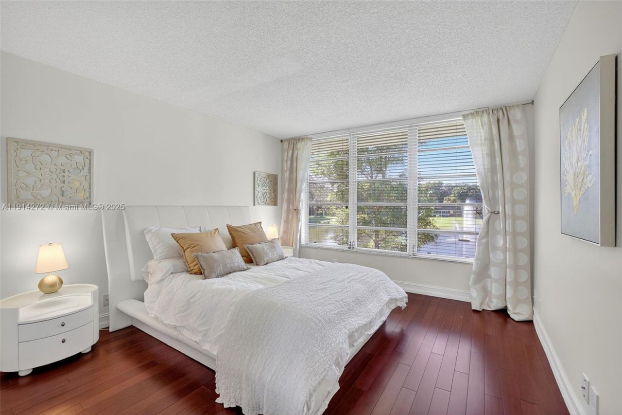 3611 Oaks Clubhouse Dr, Unit 202, Pompano Beach, FL 33069 Photo