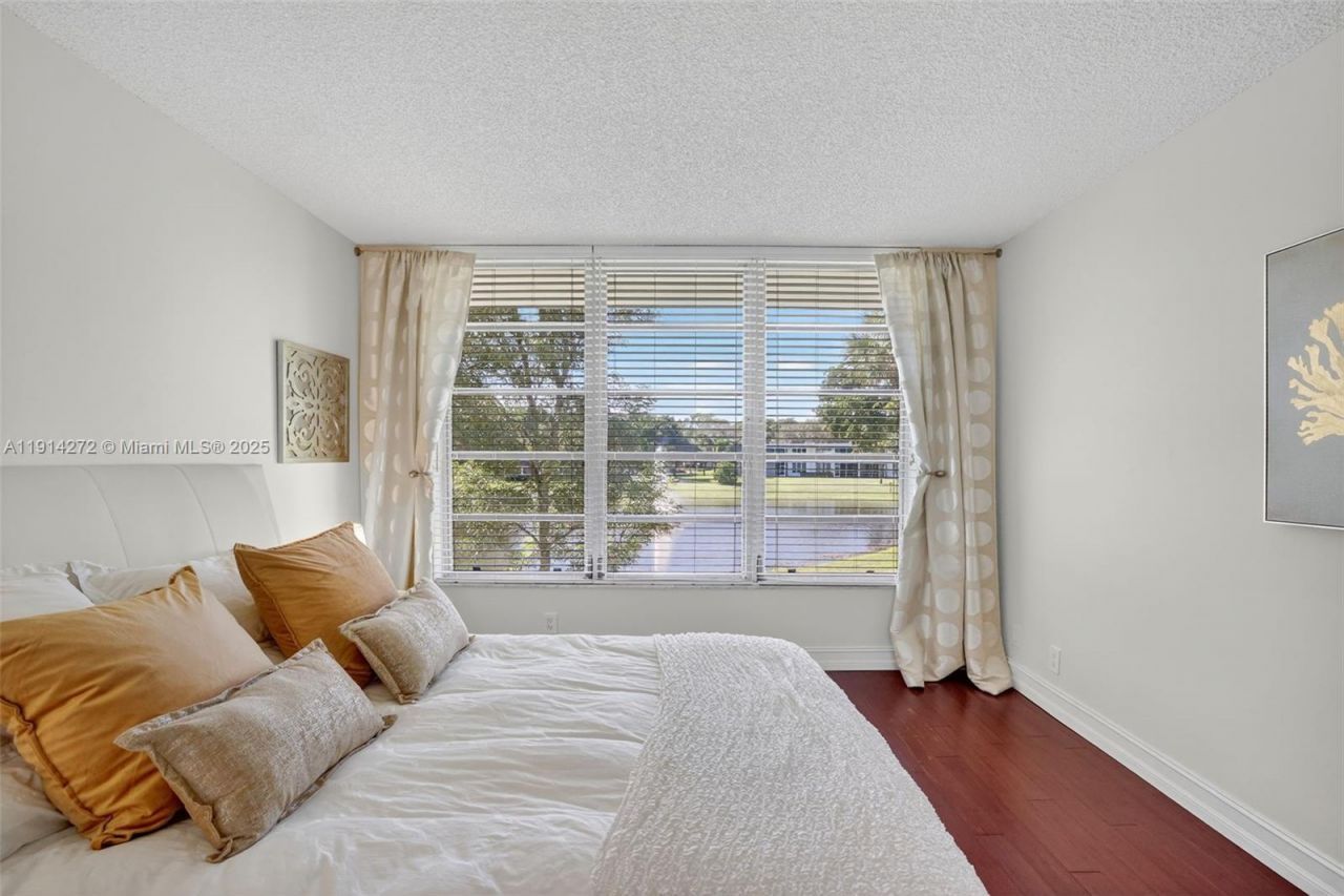 3611 Oaks Clubhouse Dr, Unit 202, Pompano Beach, FL 33069 Photo