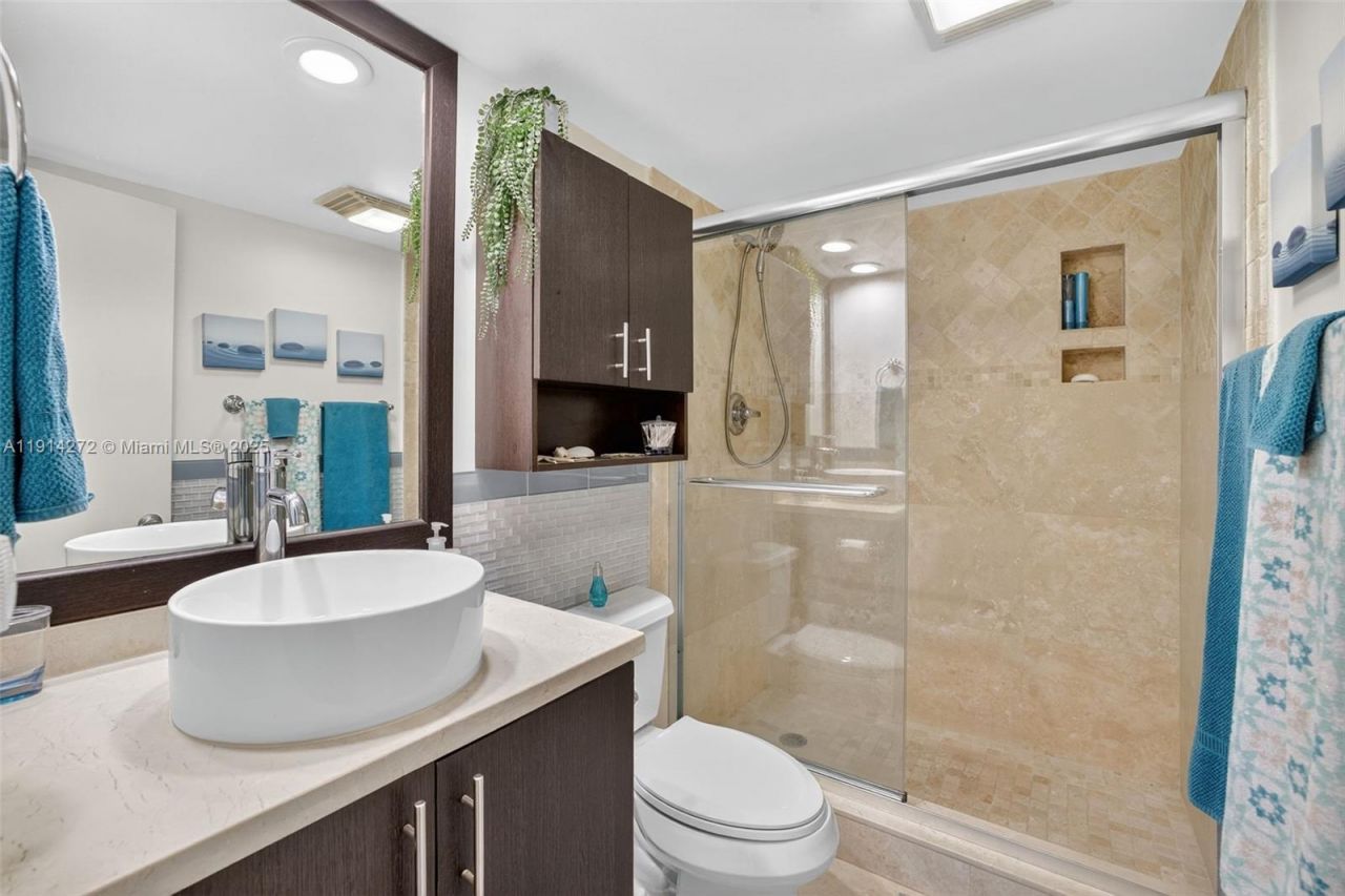 3611 Oaks Clubhouse Dr, Unit 202, Pompano Beach, FL 33069 Photo