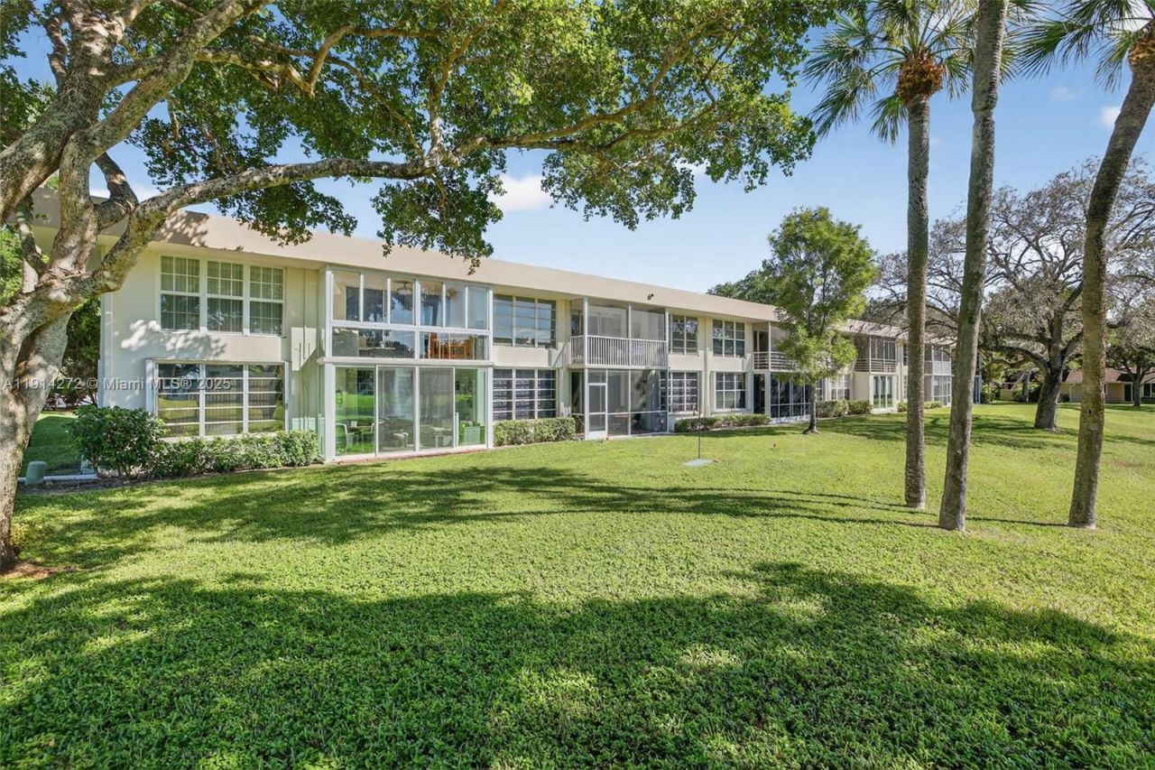 3611 Oaks Clubhouse Dr, Unit 202, Pompano Beach, FL 33069 Photo