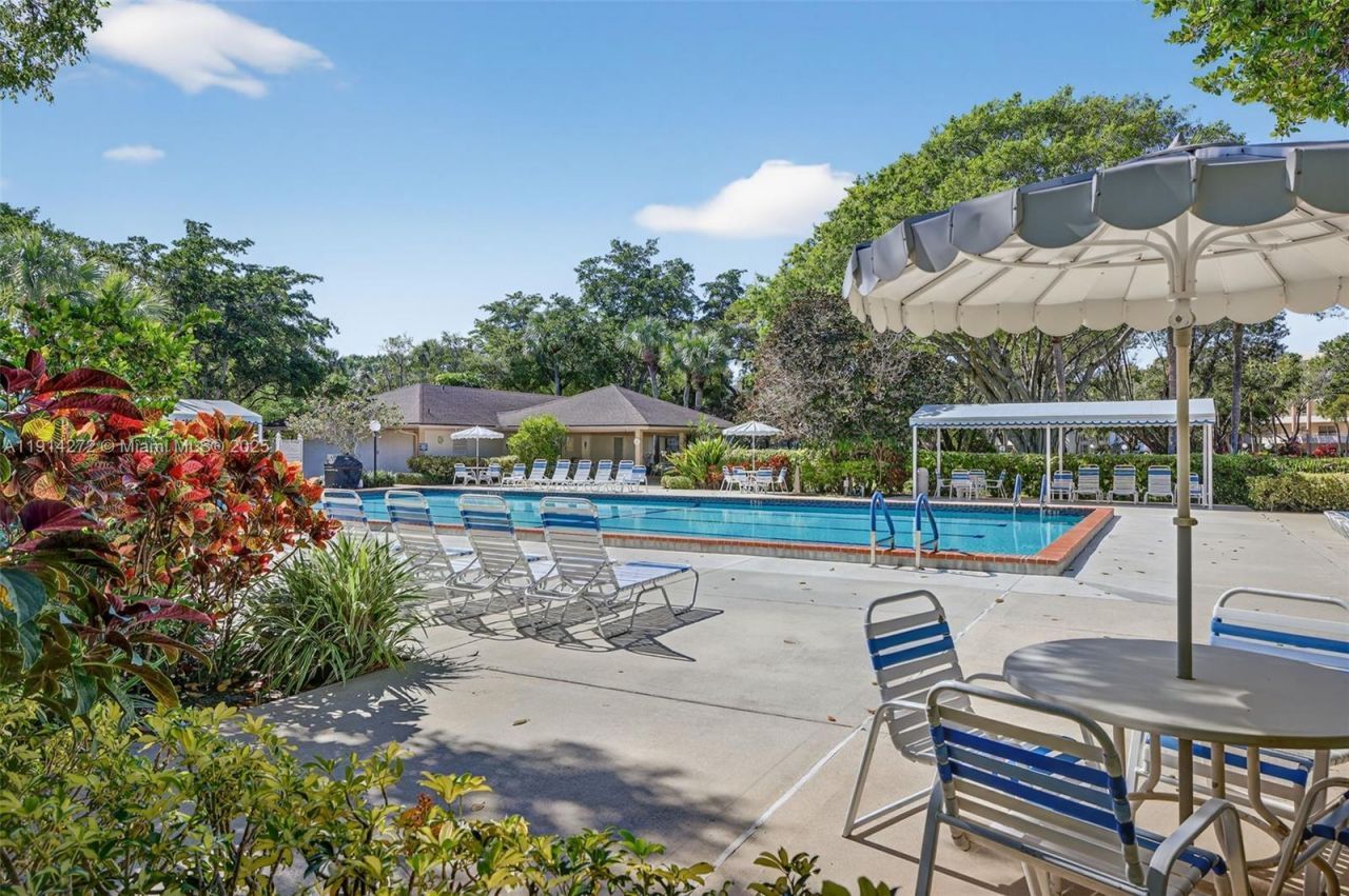 3611 Oaks Clubhouse Dr, Unit 202, Pompano Beach, FL 33069 Photo