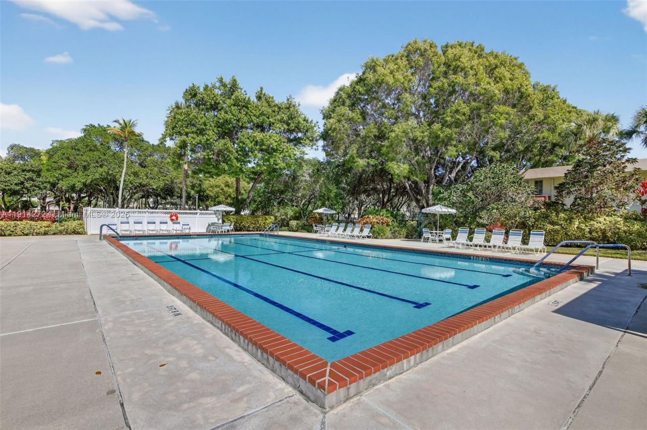 3611 Oaks Clubhouse Dr, Unit 202, Pompano Beach, FL 33069 Photo