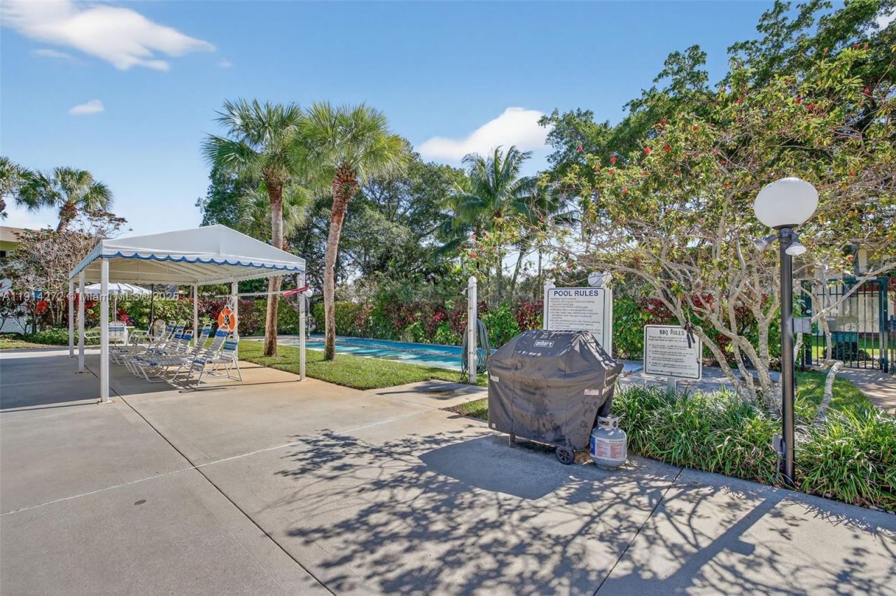 3611 Oaks Clubhouse Dr, Unit 202, Pompano Beach, FL 33069 Photo