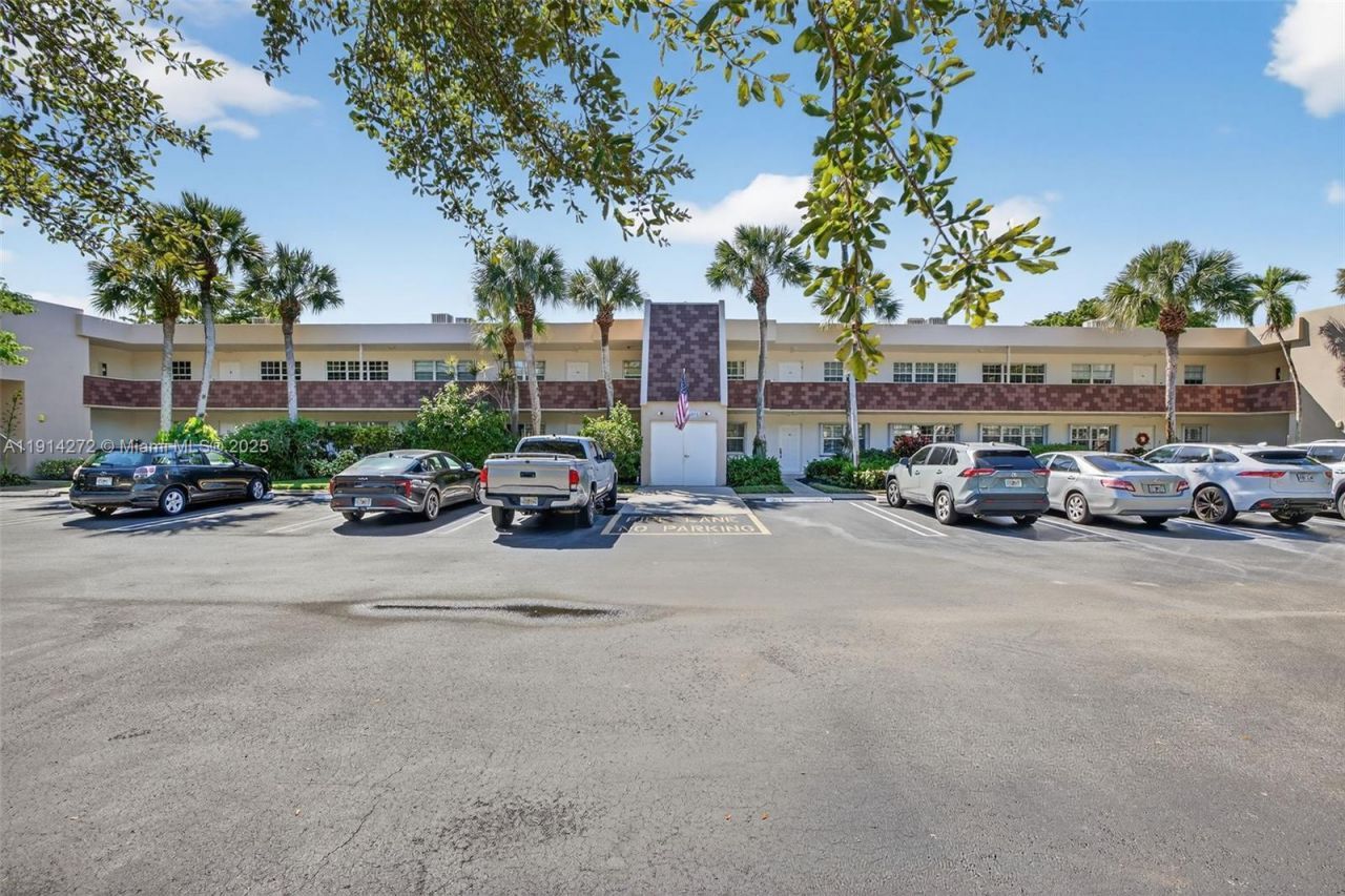 3611 Oaks Clubhouse Dr, Unit 202, Pompano Beach, FL 33069 Photo