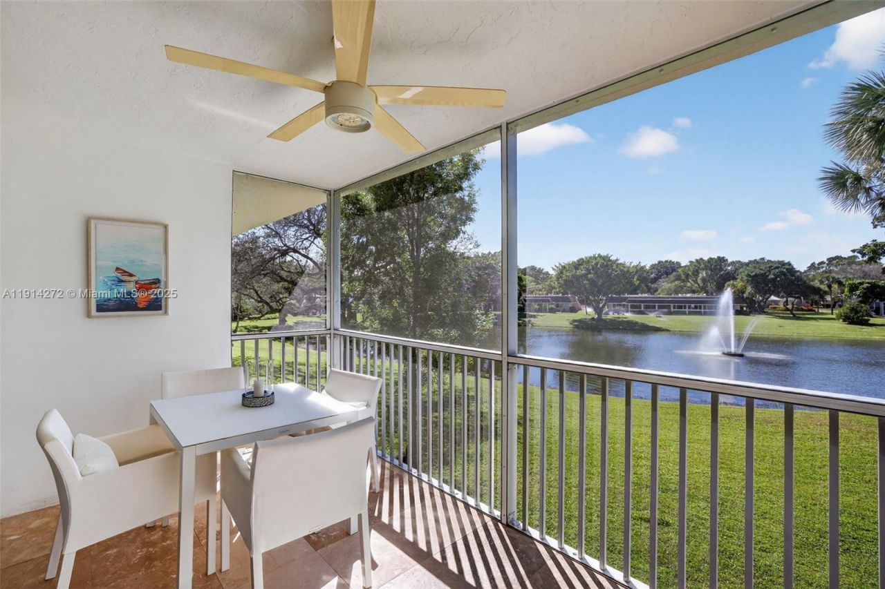3611 Oaks Clubhouse Dr, Unit 202, Pompano Beach, FL 33069 Photo