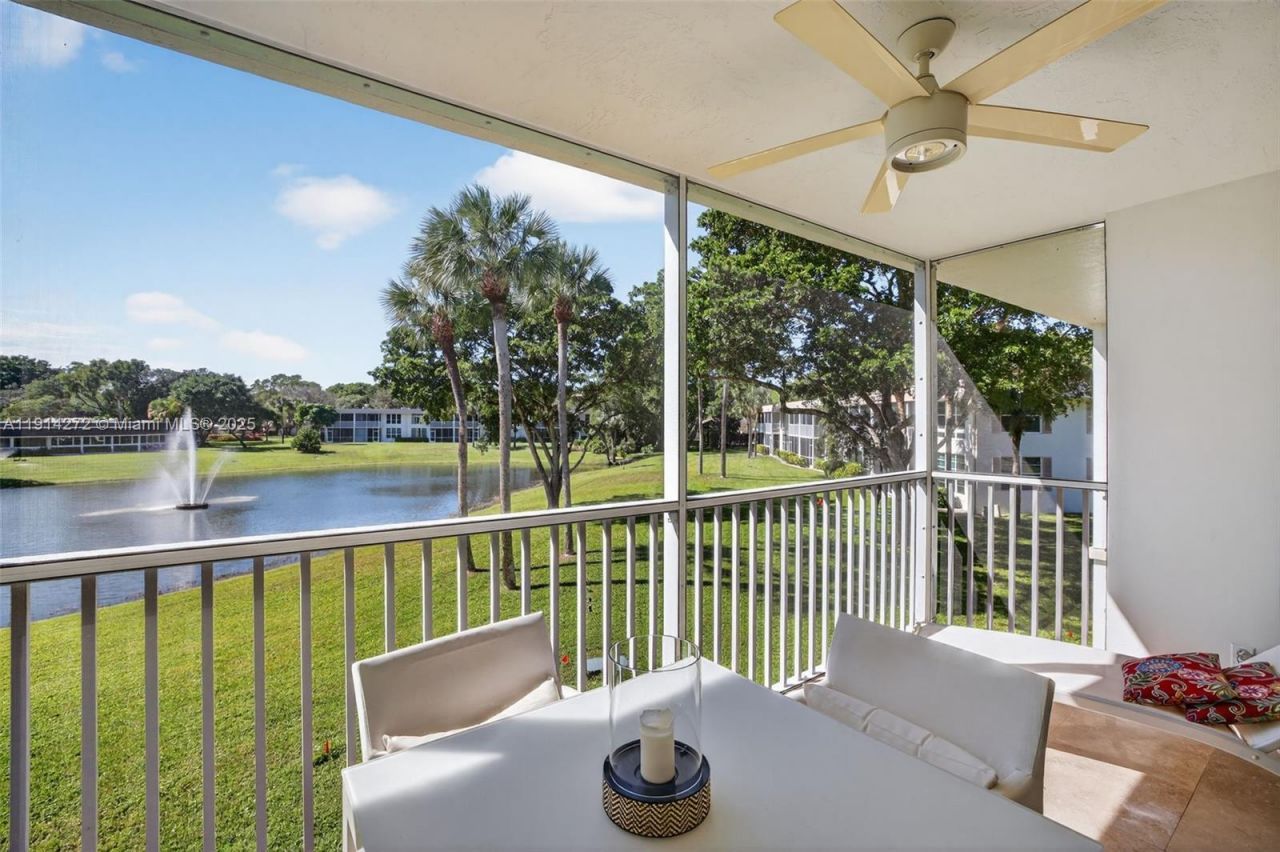 3611 Oaks Clubhouse Dr, Unit 202, Pompano Beach, FL 33069 Photo