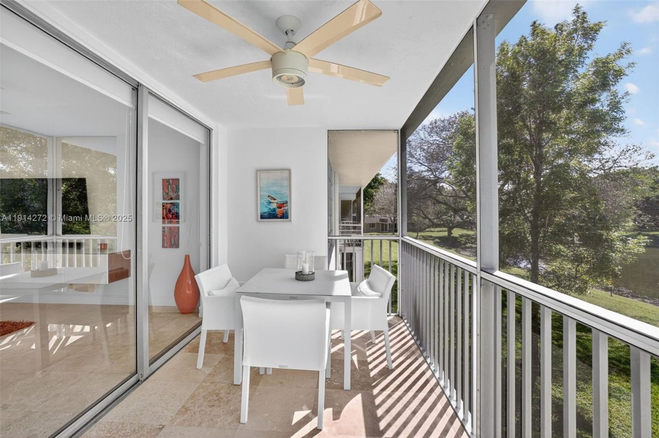 3611 Oaks Clubhouse Dr, Unit 202, Pompano Beach, FL 33069 Photo