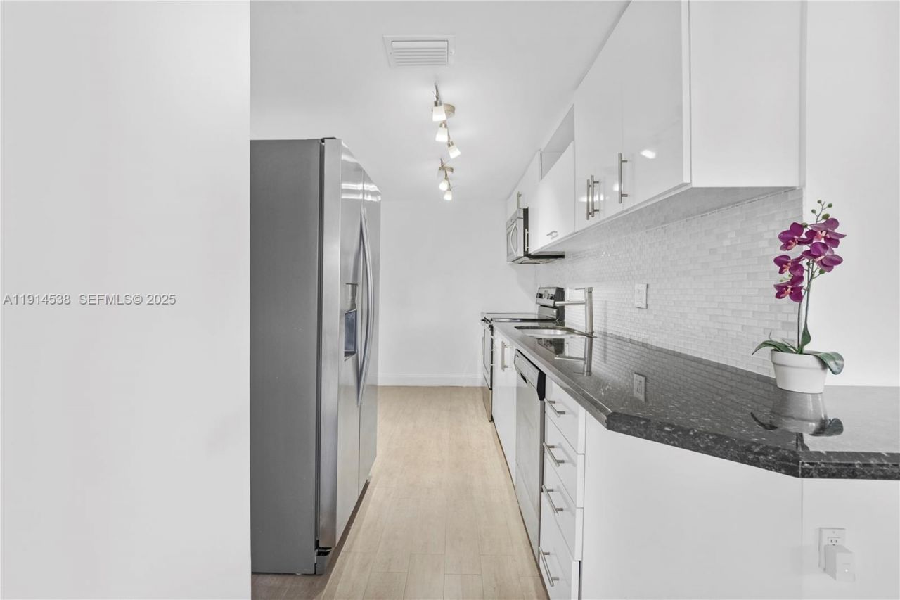 500 Bayview Dr, Unit 125, Sunny Isles Beach, FL 33160 Photo