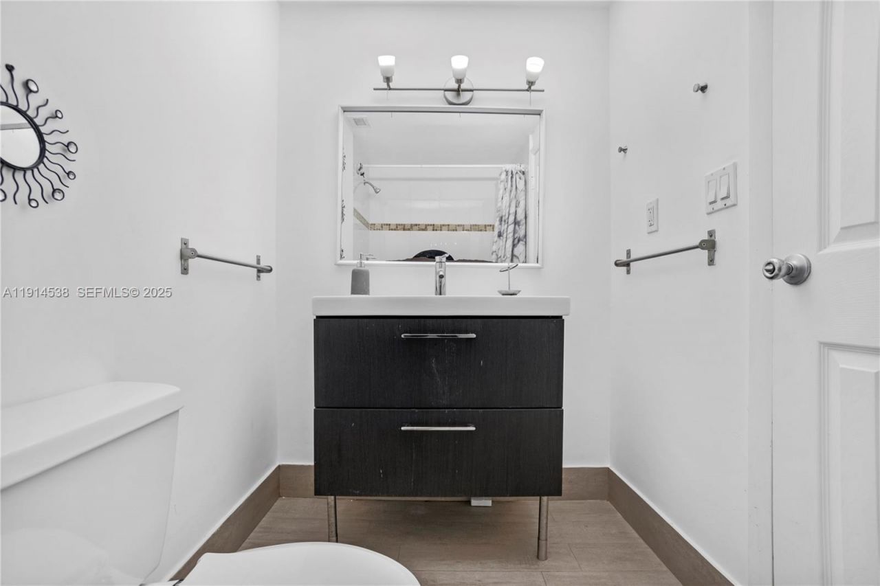 500 Bayview Dr, Unit 125, Sunny Isles Beach, FL 33160 Photo