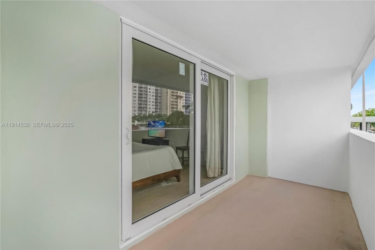 500 Bayview Dr, Unit 125, Sunny Isles Beach, FL 33160 Photo