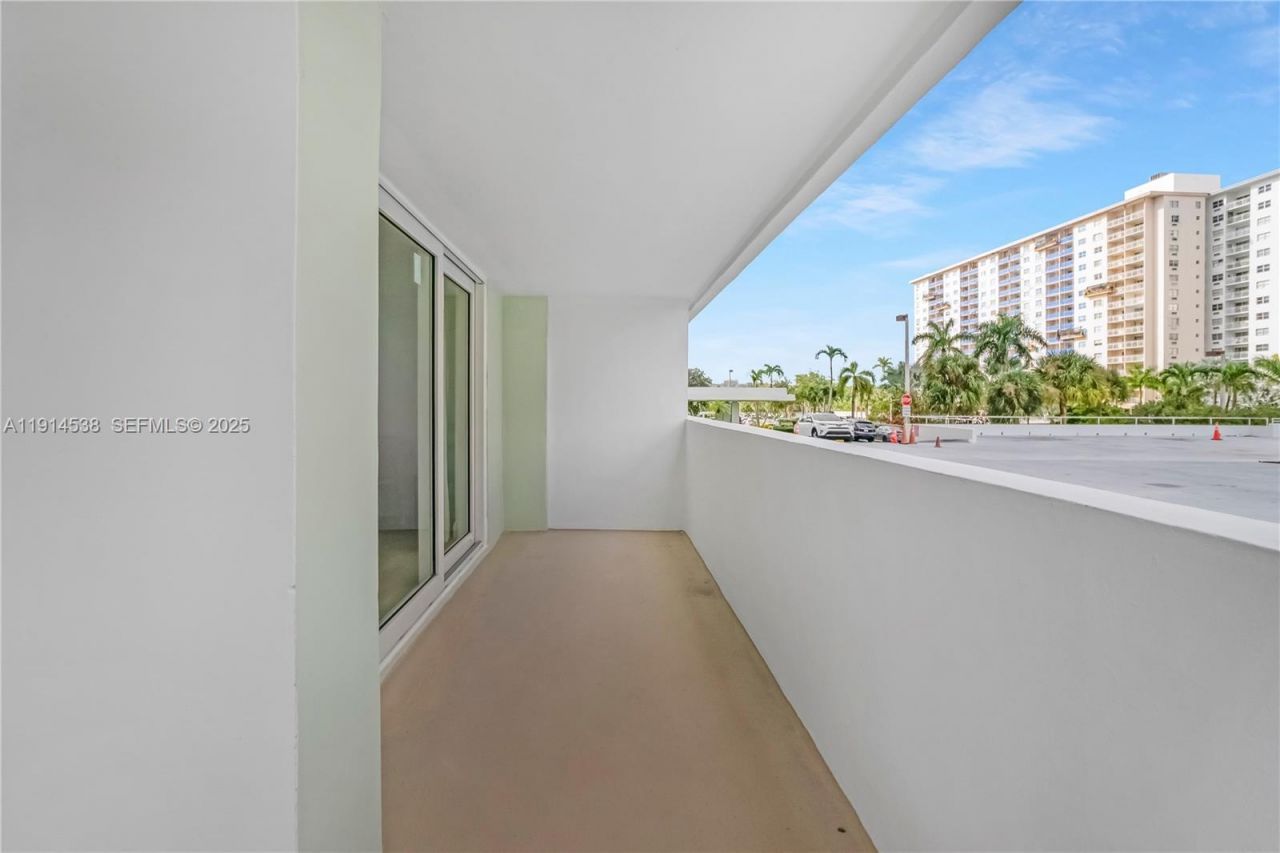 500 Bayview Dr, Unit 125, Sunny Isles Beach, FL 33160 Photo