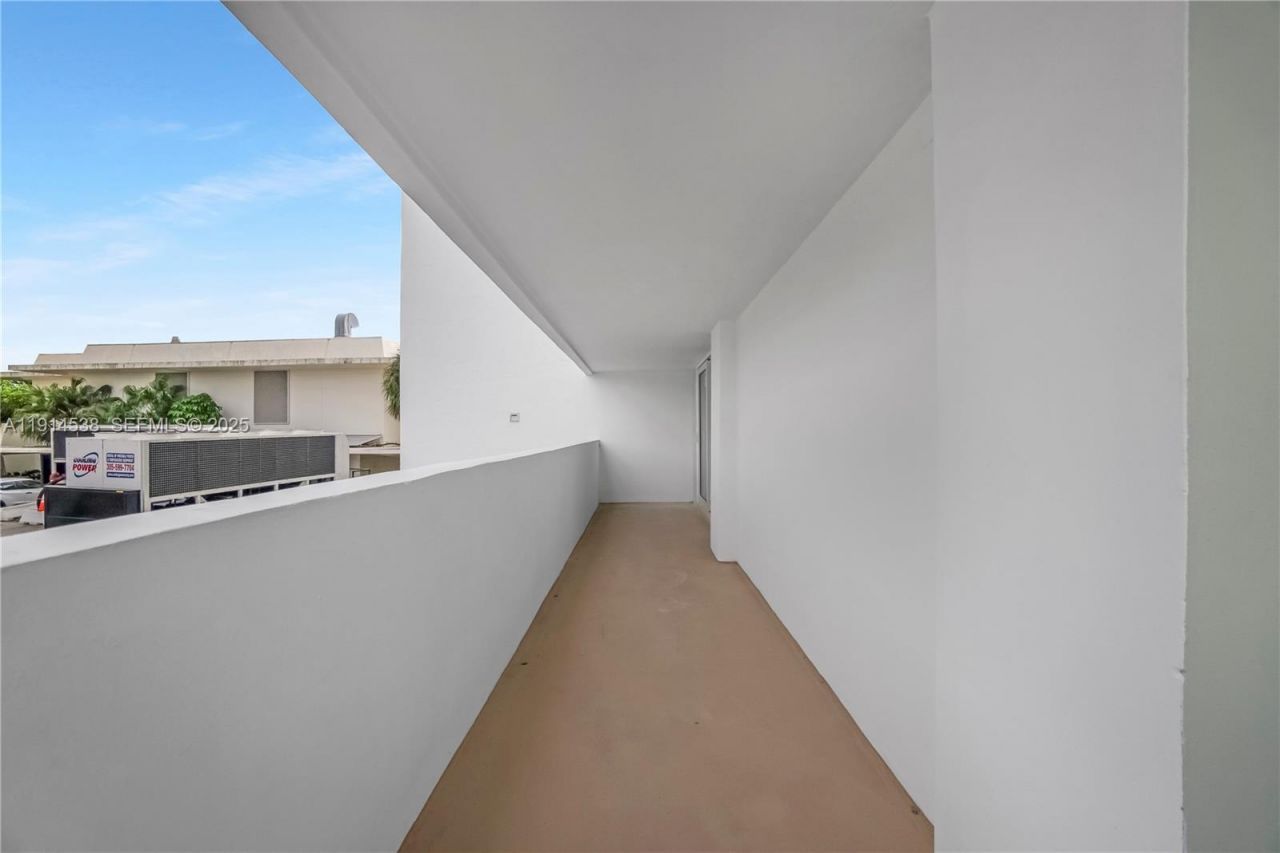 500 Bayview Dr, Unit 125, Sunny Isles Beach, FL 33160 Photo