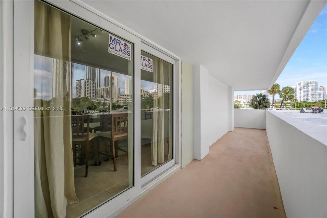 500 Bayview Dr, Unit 125, Sunny Isles Beach, FL 33160 Photo