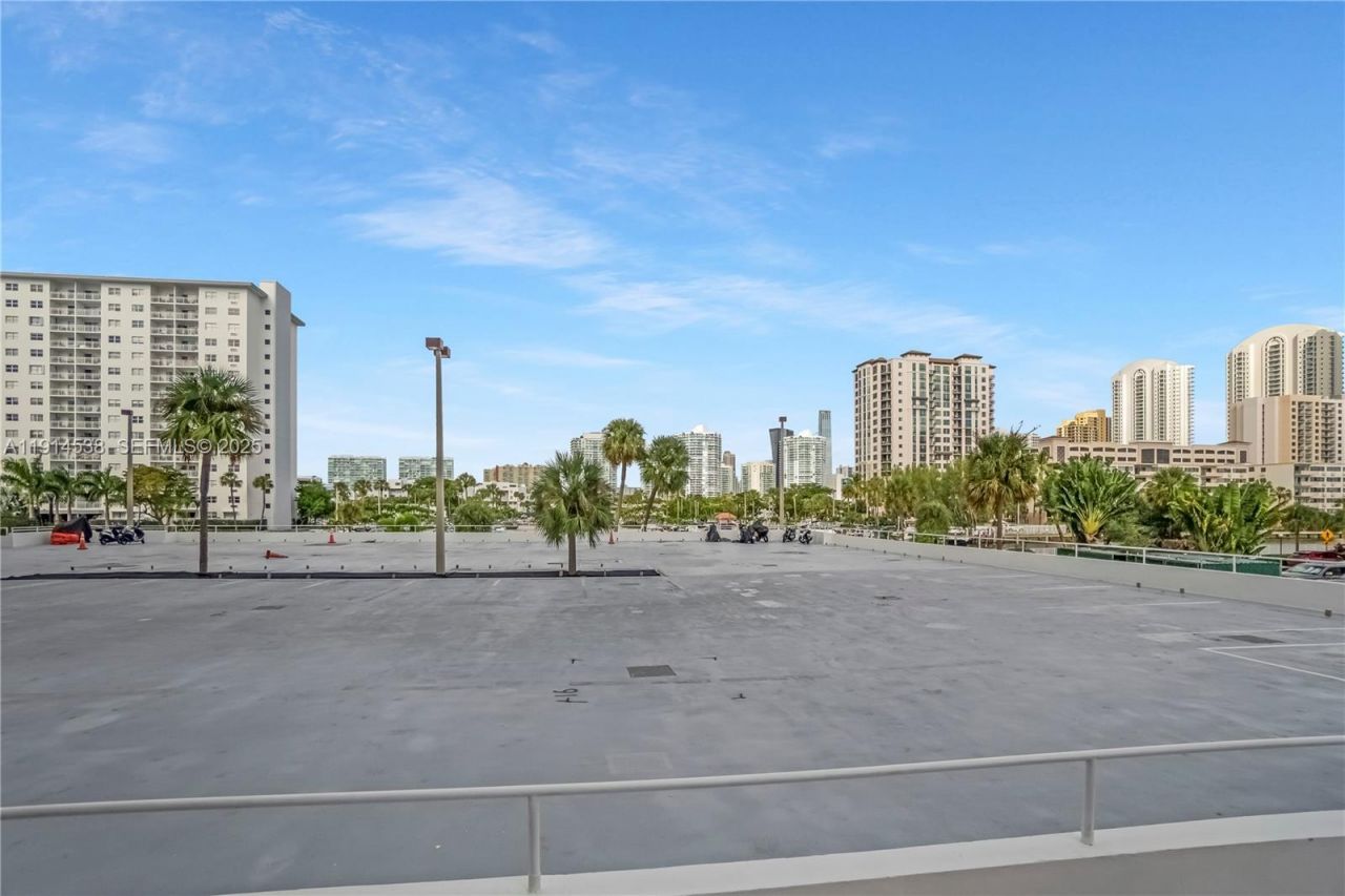 500 Bayview Dr, Unit 125, Sunny Isles Beach, FL 33160 Photo